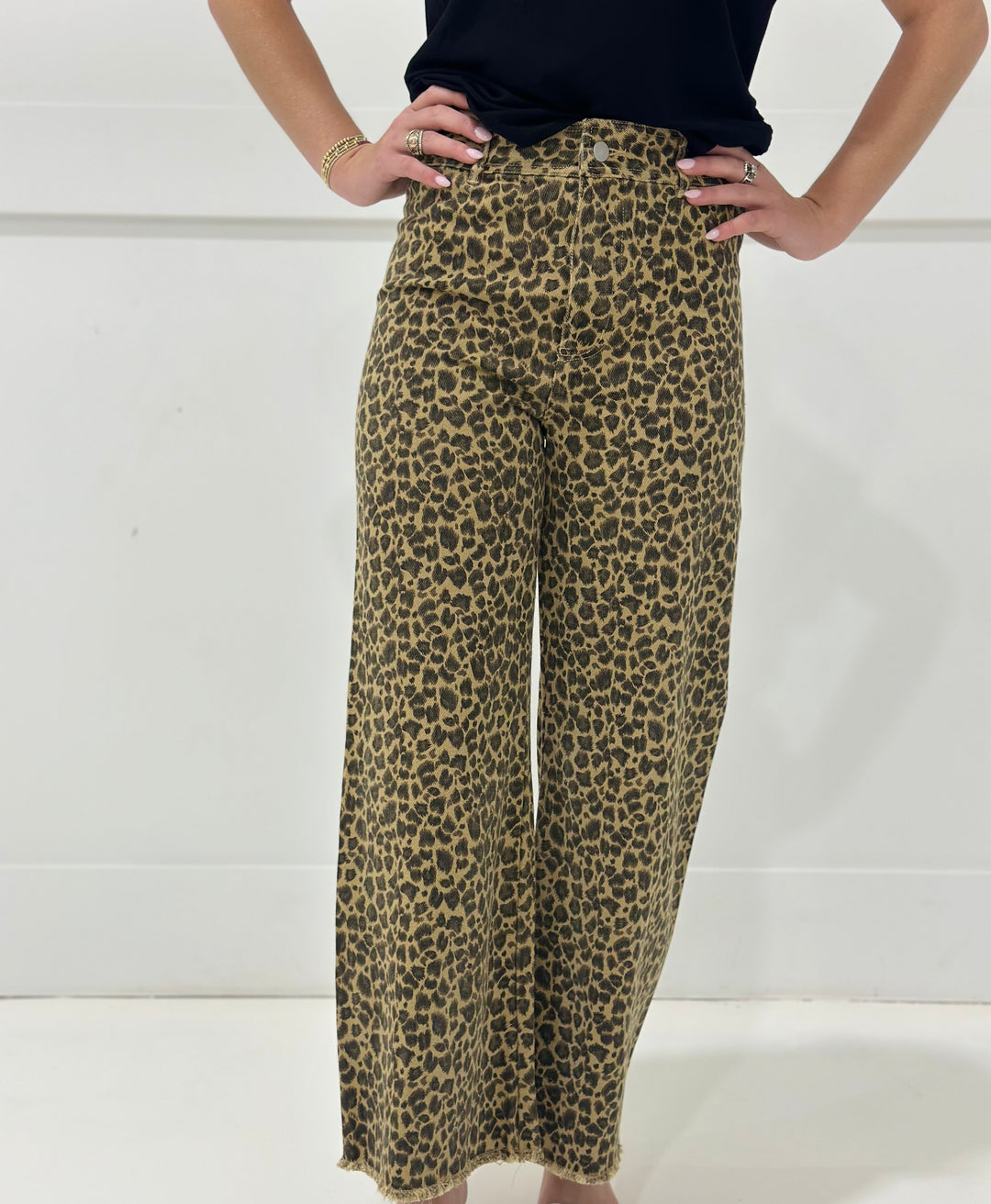 These Leopard Mid Rise Twill Denim Pants feature a trendy wide leg cut and a bold leopard print for instant style impact. Designed with a hidden button closure and frayed hem, they blend edgy details with classic denim comfort. Perfect for making a statement while keeping it casual.

