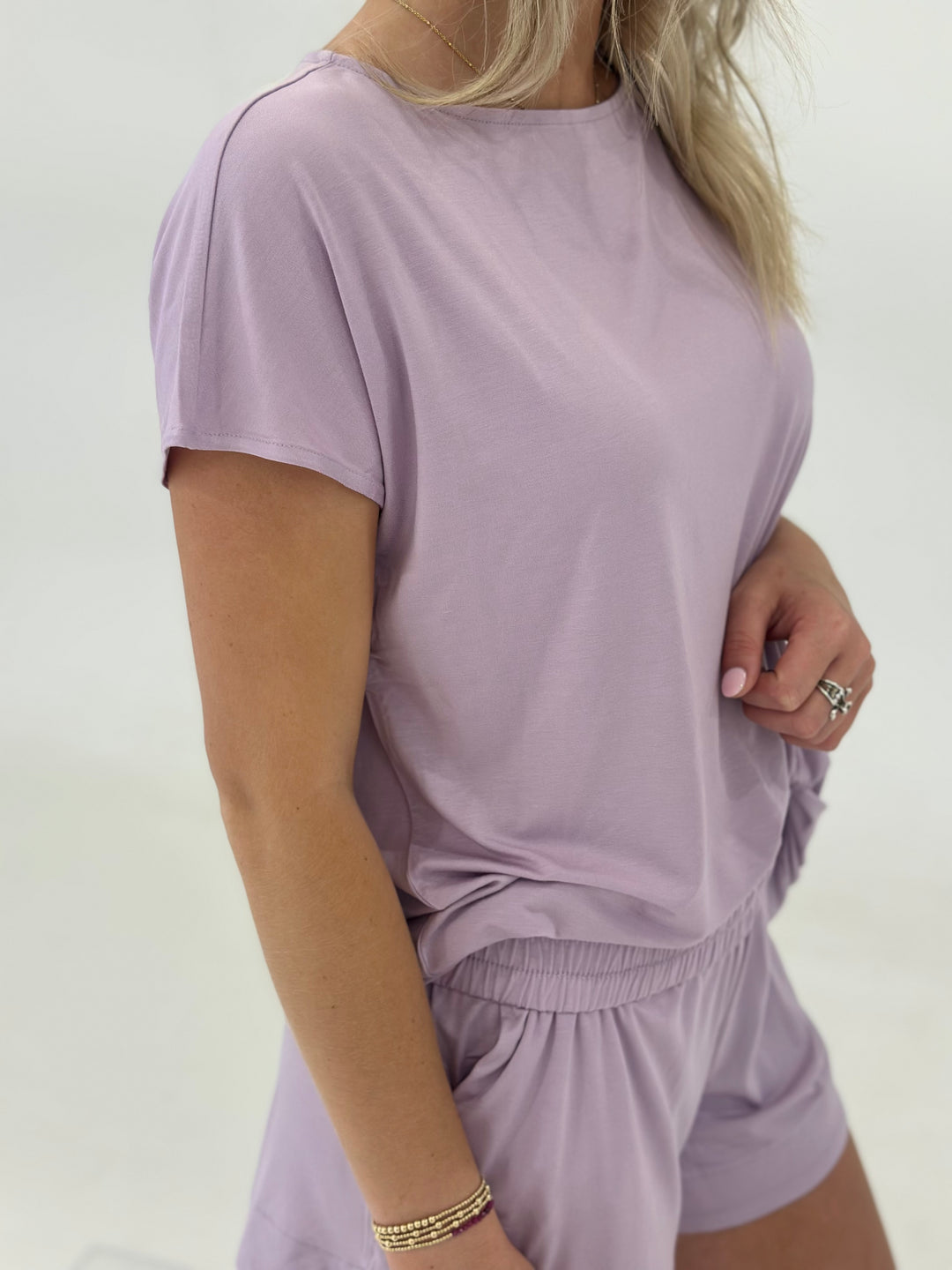 The Loup Top in lilac is a relaxed-fit, boat neck shirt made from ultra-soft, weightless viscose modal. Designed with dropped shoulders and 4-way stretch, it offers breathable comfort and a flattering drape. Moisture-wicking and smooth to the touch, it’s a polished everyday staple that feels as good as it looks.