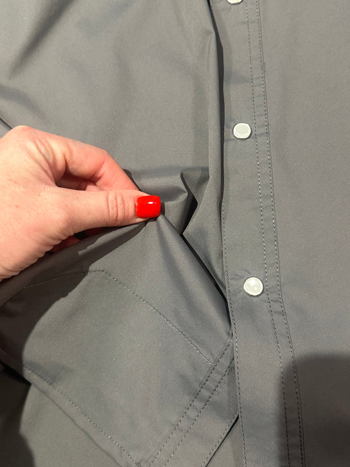The Fischer (Grey) is the ultimate men’s lightweight shirt. Designed with breathable fabric and a classic pearl snap front, it offers 5 exterior pockets, a pen pocket, and an interior stitched lens cleaning cloth. Made with durable nylon and stretchy spandex, it’s perfect for outdoor adventures or everyday wear.