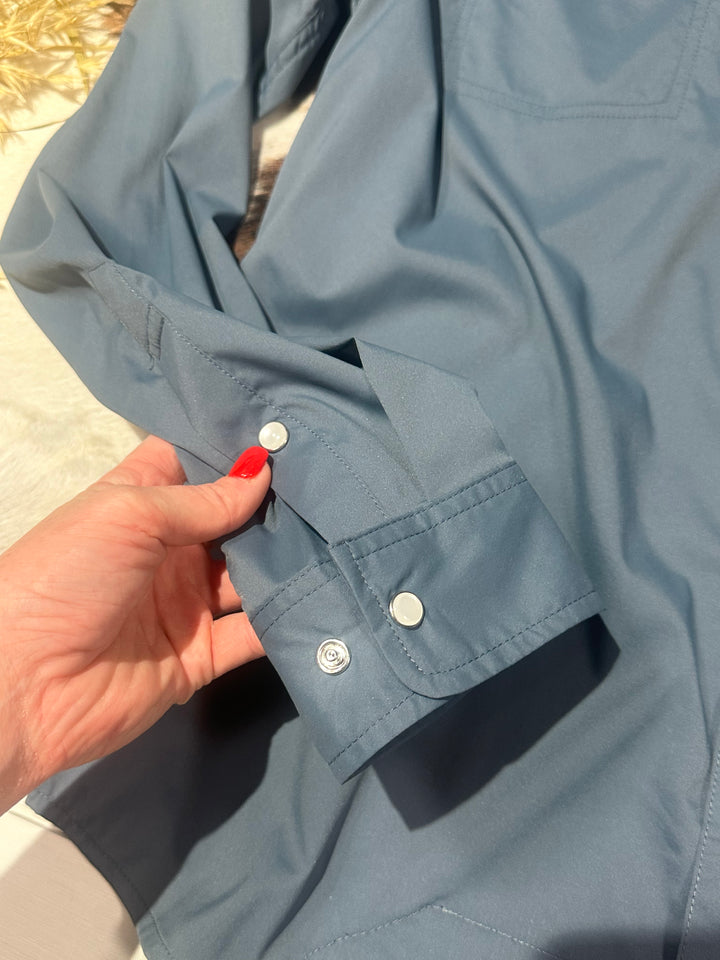 The Fischer (Slate Blue) is the perfect men’s shirt for outdoor activities or casual wear. Made with breathable fabric and a pearl snap front closure, it offers five exterior pockets, a pen holder, and a convenient stitched lens cleaning cloth. Built with durable 93% nylon and 7% spandex for maximum comfort.