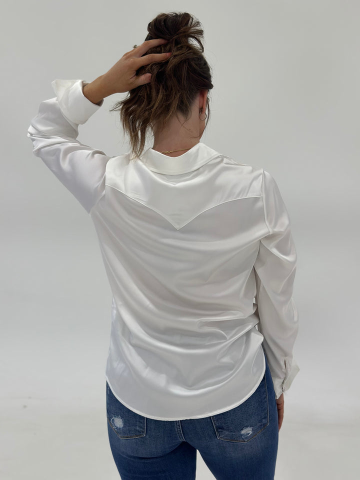 The Elsie Button Down Shirt in silk offers a stylish Aztec lace detail, long sleeves, and pearl snap closures for a contemporary, elevated look. Available in Small (3-5), Medium (6-8), and Large (9-11).