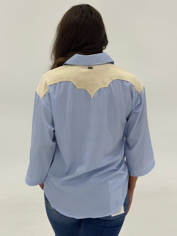 The Leann Top is a perfect blend of modern style and western flair. Made from soft, breathable fabric, this blue fitted top features unique cowgirl boot-inspired details that add an authentic touch to your look. Whether you’re styling it for a night out, a casual day with friends, or pairing it with denim for a chic western look, this boutique-style top brings versatility and charm. The perfect addition to any wardrobe that celebrates both comfort and cowgirl spirit. Shop The Leann Top now—this piece is sur