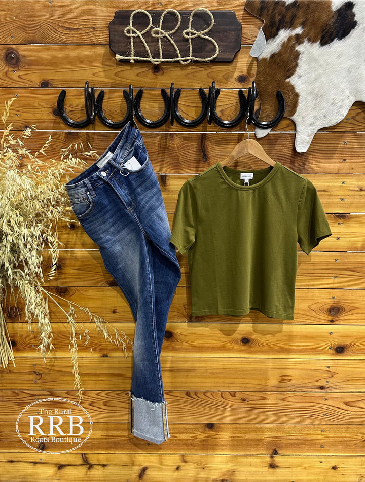 Stylish The Oliver mom basic crop top in olive, featuring a trendy boxy tee design. Made from 95% organic cotton and 5% spandex for a comfortable fit. This top runs slightly smaller, so if you’re in between sizes, we recommend sizing up. Available in sizes X-Small (0-2) to X-Large (12-14), perfect for casual outings.
